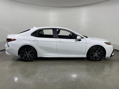 Ice Cap 2024 Toyota Camry SE