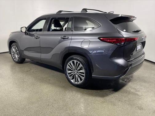 2022 Toyota Highlander Hybrid Platinum