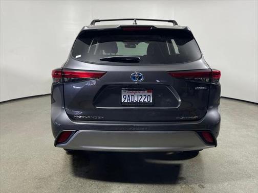 2022 Toyota Highlander Hybrid Platinum