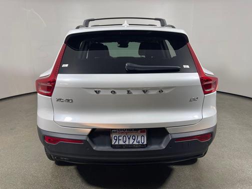 2023 Volvo XC40 B4 Ultimate Dark Theme