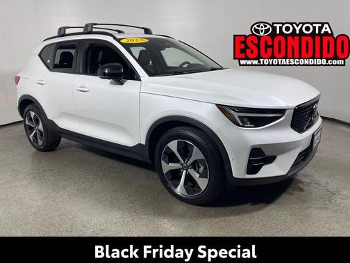2023 Volvo XC40 B4 Ultimate Dark Theme