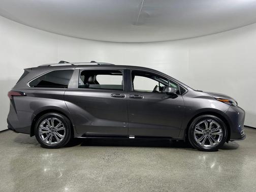 2024 Toyota Sienna Platinum