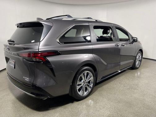2024 Toyota Sienna Platinum