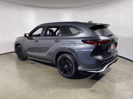 Magnetic Gray Metallic 2025 Toyota Highlander XSE