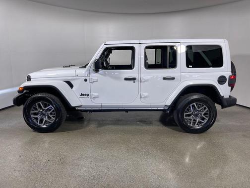 Bright White Clearcoat 2025 Jeep Wrangler 4-Door Sahara 4x4