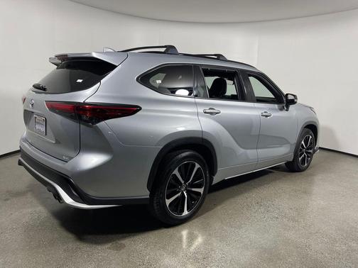 Celestial Silver Metallic 2021 Toyota Highlander XSE