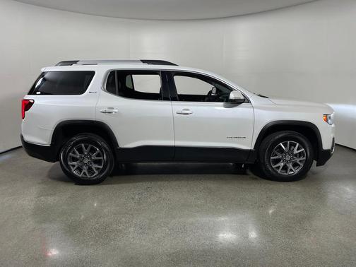 White Frost Tricoat 2023 GMC Acadia SLT