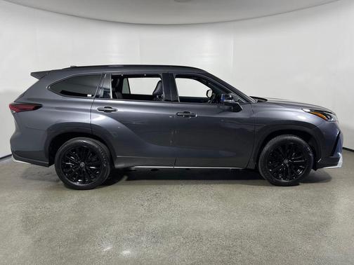 Magnetic Gray Metallic 2025 Toyota Highlander XSE