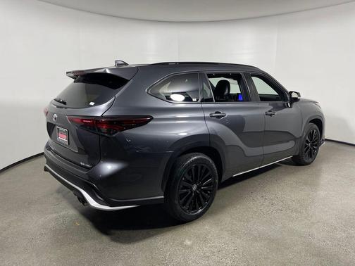 Magnetic Gray Metallic 2025 Toyota Highlander XSE