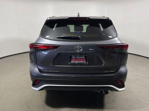 Magnetic Gray Metallic 2025 Toyota Highlander XSE