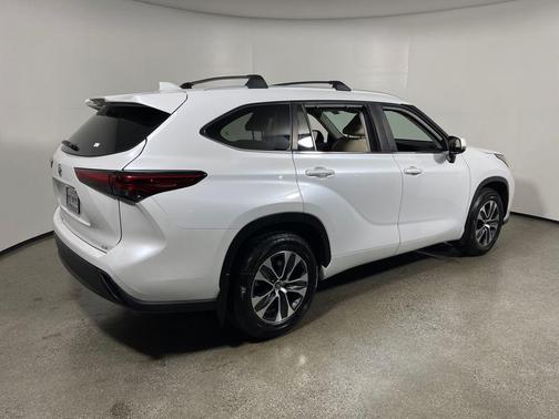 Wind Chill Pearl 2023 Toyota Highlander XLE