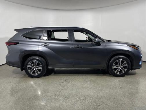 Magnetic Gray Metallic 2024 Toyota Highlander XLE