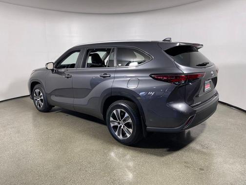 Magnetic Gray Metallic 2024 Toyota Highlander XLE