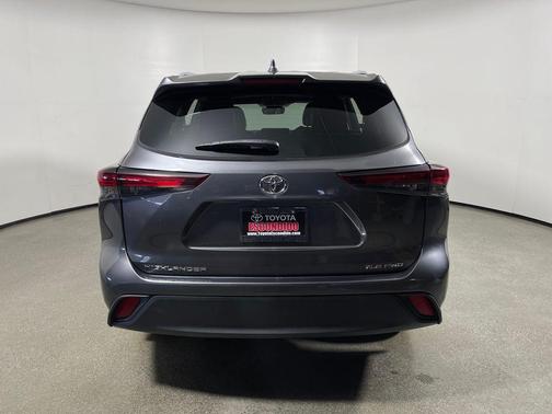 Magnetic Gray Metallic 2024 Toyota Highlander XLE