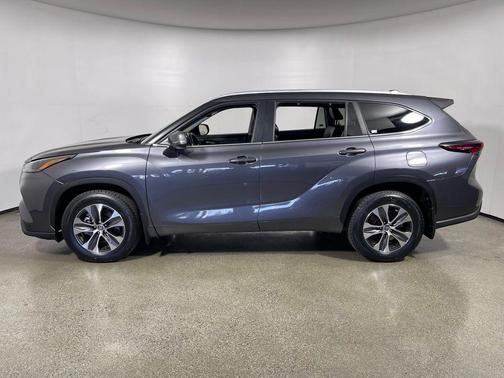 Magnetic Gray Metallic 2024 Toyota Highlander XLE