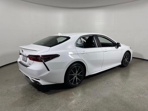 Ice Cap 2024 Toyota Camry SE