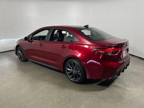 Ruby Flare Pearl/Midnight Black Metallic 2026 Toyota Corolla XSE