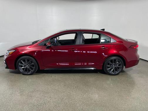 Ruby Flare Pearl/Midnight Black Metallic 2026 Toyota Corolla XSE