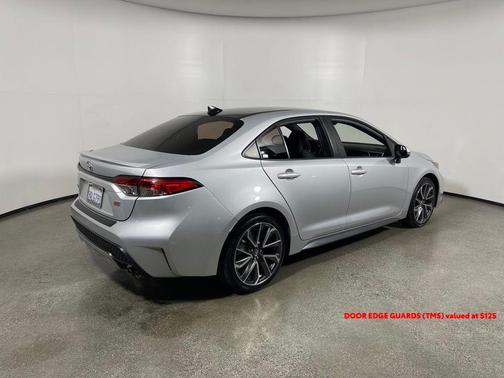 Classic Silver Metallic w/Black Sand Pearl Roof 2022 Toyota Corolla SE