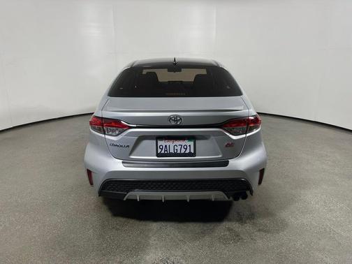 Classic Silver Metallic w/Black Sand Pearl Roof 2022 Toyota Corolla SE