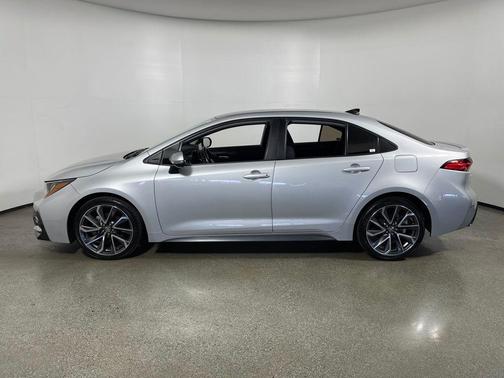 Classic Silver Metallic w/Black Sand Pearl Roof 2022 Toyota Corolla SE