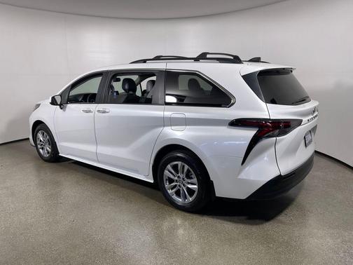 Wind Chill Pearl 2024 Toyota Sienna XLE