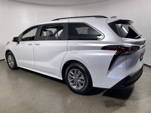 Wind Chill Pearl 2024 Toyota Sienna XLE