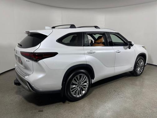Wind Chill Pearl 2026 Toyota Highlander Hybrid Platinum