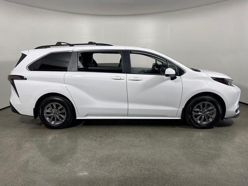 2025 Toyota Sienna LE