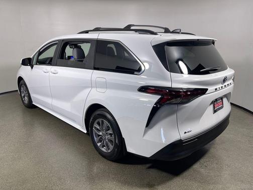 2025 Toyota Sienna LE