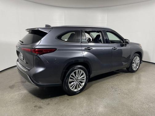 Magnetic Gray Metallic 2023 Toyota Highlander Platinum