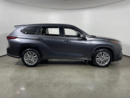Magnetic Gray Metallic 2023 Toyota Highlander Platinum