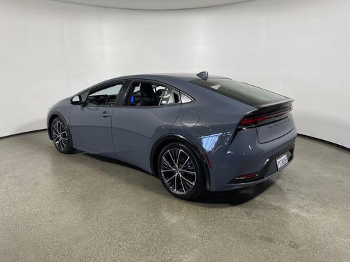 2025 Toyota Prius XLE