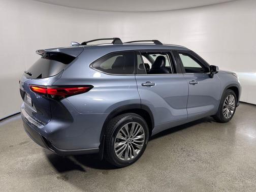 Moon Dust 2022 Toyota Highlander Platinum