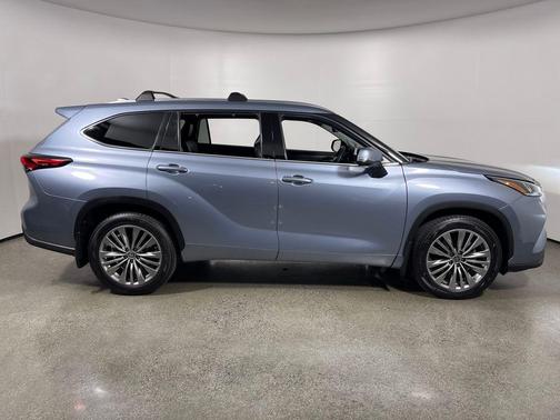 Moon Dust 2022 Toyota Highlander Platinum