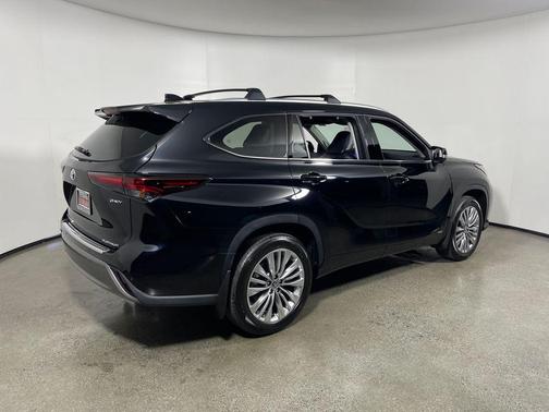 Midnight Black Metallic 2026 Toyota Highlander Hybrid Platinum