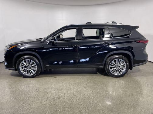 Midnight Black Metallic 2026 Toyota Highlander Hybrid Platinum
