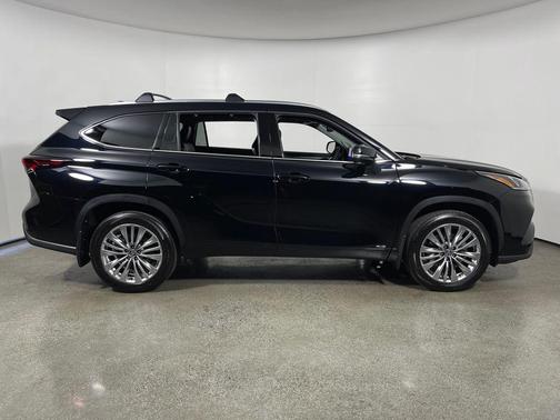 Midnight Black Metallic 2026 Toyota Highlander Hybrid Platinum
