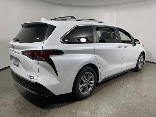 2022 Toyota Sienna Platinum