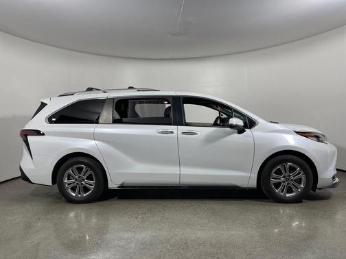 2022 Toyota Sienna Platinum