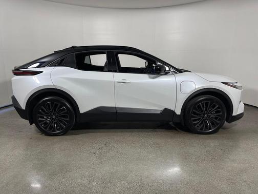 Wind Chill Pearl w/Midnight Black Metallic Roof 2026 Toyota C-HR XSE
