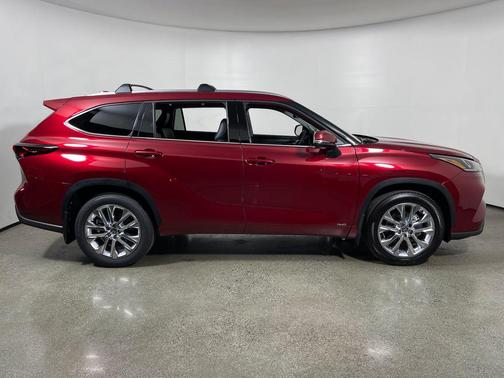 Ruby Flare Pearl 2026 Toyota Highlander Hybrid Limited