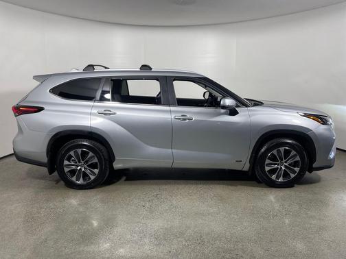 2024 Toyota Highlander Hybrid XLE