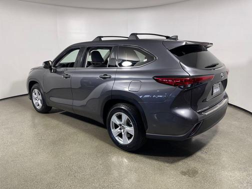 Magnetic Gray Metallic 2022 Toyota Highlander LE