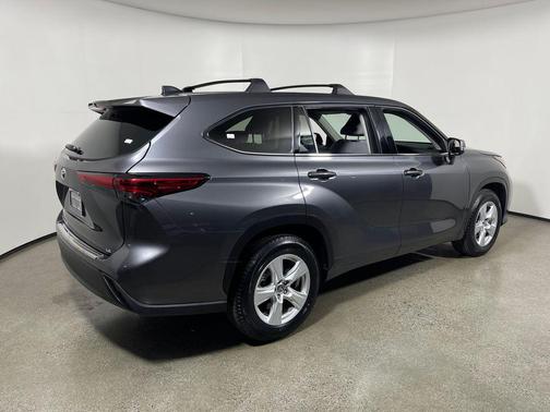 Magnetic Gray Metallic 2022 Toyota Highlander LE