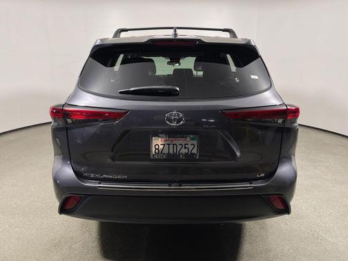 Magnetic Gray Metallic 2022 Toyota Highlander LE