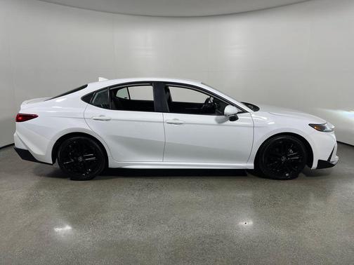 Ice Cap 2025 Toyota Camry SE