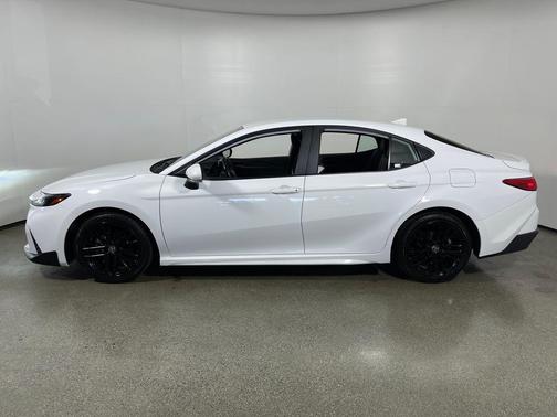 Ice Cap 2025 Toyota Camry SE