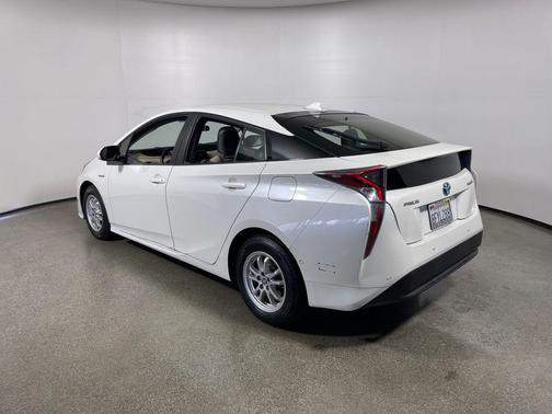 Blizzard Pearl 2018 Toyota Prius Three