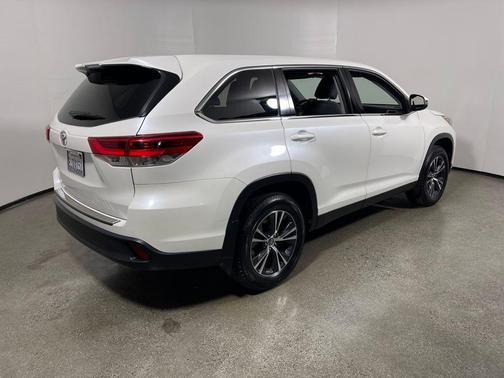 2019 Toyota Highlander LE I4
